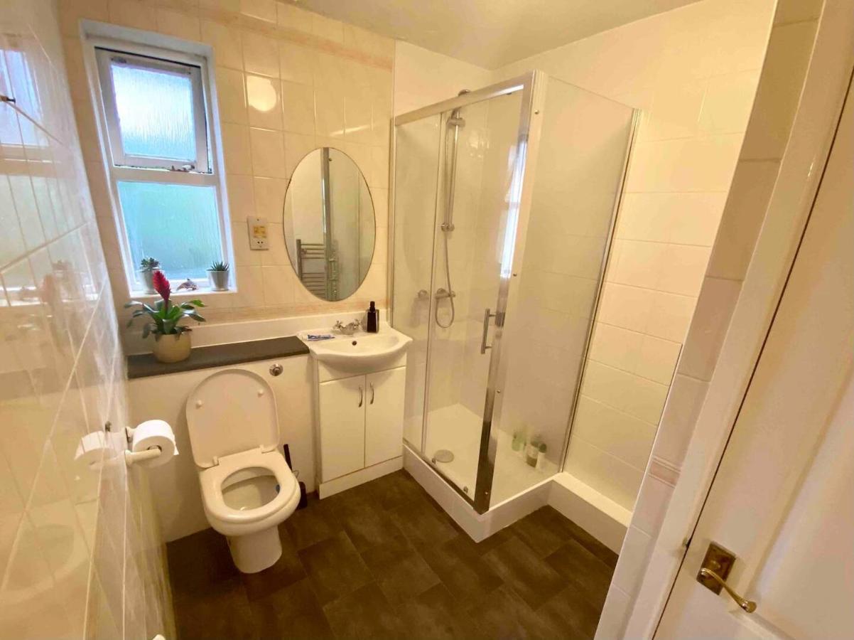 Bright And Comfortable Studio Apartment Лондон Екстер'єр фото